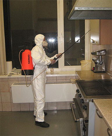 Een medewerker van de ontsmettingsdienst behandelt het appartement