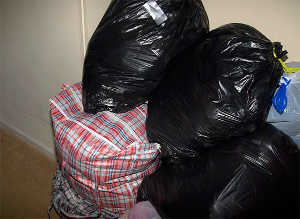 De foto toont een voorbeeld van kleding verpakt in plastic zakken zodat de stoffen geen geurtjes opnemen.