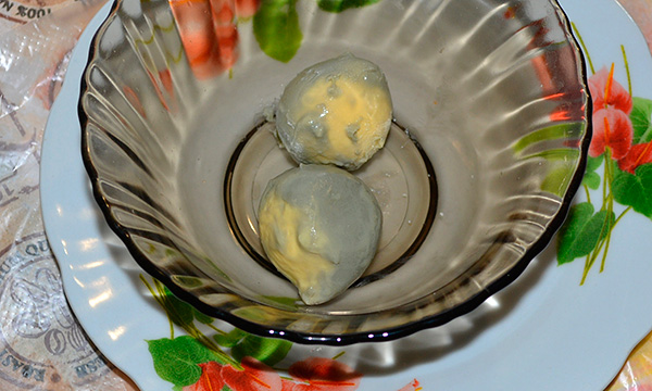 In de regel wordt boorzuur gemengd met de dooiers van hardgekookte eieren.
